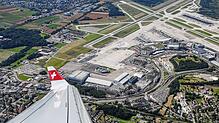 Ein Luftbild des Flughafens Kloten von einer Bombardier CS100 der Swiss-Air aus gesehen.
