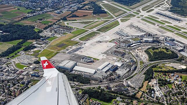 Ein Luftbild des Flughafens Kloten von einer Bombardier CS100 der Swiss-Air aus gesehen.