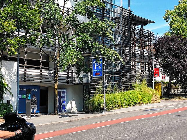 Einen Tag später das gleiche Bild. Hier am Parkhaus Stadtmitte. Die Anzeige steht auf rot.