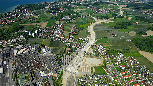 Der graue Fleck rechts von der derzeitigen Baustelle der Bundesstraße 31 soll bald ein neues Wohnquartier werden.