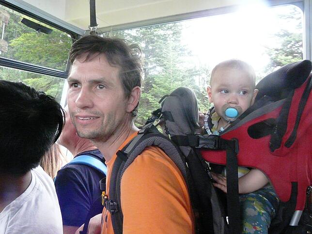 Auch, wenn Frank Berrischen schon viele Male auf dem Pfänder war, genießt er die Gondelfahrt mit Sohn Nicolai und den tollen Ausblick.