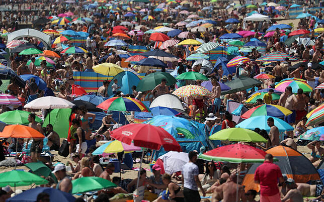Zahlreiche Menschen besuchen bei sommerlichem Wetter den Strand. Die Temperaturen sollen in den nächsten Tagen noch weiter ansteigen.