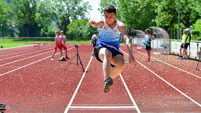 Kraftvoll: Jonas Abberger vom TV Wehr hebt ab auf 4,78 Meter im Weitsprung. In der M14 gewann er den Block Sprint/Sprung mit 2427 Punkten.