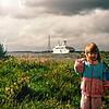Frühsommer 1988 an der Elbe, die langen Haare vom Wind zerzaust, die Jacke in pink-türkis. Colour-Blocking nennt man das. Den Mut zur ...