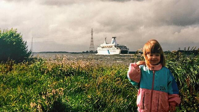 Frühsommer 1988 an der Elbe, die langen Haare vom Wind zerzaust, die Jacke in pink-türkis. Colour-Blocking nennt man das. Den Mut zur ...