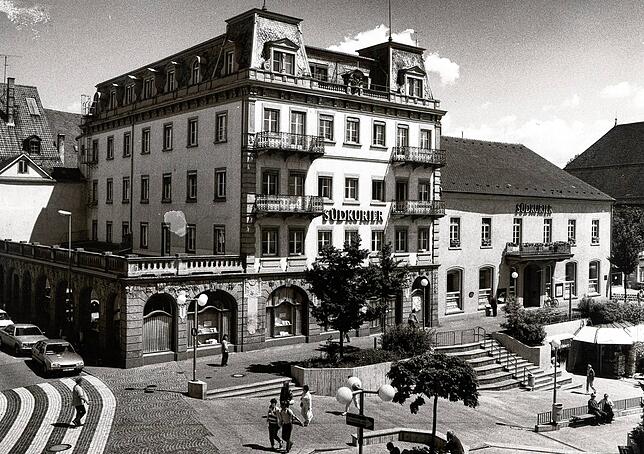 Hotel Krone links und SÜDKURIER rechts. Das Bild ist in den später 70er-Jahren oder Anfang der 80er von der Marktstätte aus entstanden.