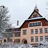 Im Anbau an die Mönchweiler Grundschule (hier links) steht der Gemeinde derzeit noch Wohnraum zur Verfügung. Doch schon bald sollen ...