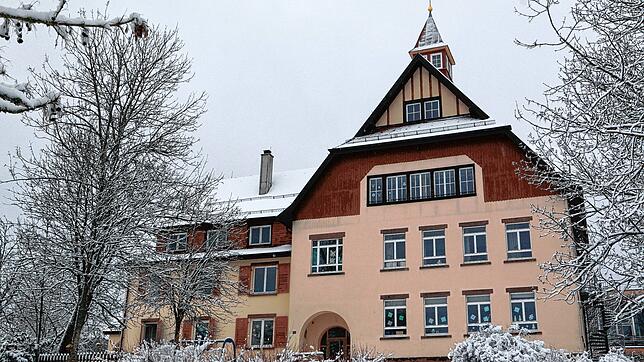 Im Anbau an die Mönchweiler Grundschule (hier links) steht der Gemeinde derzeit noch Wohnraum zur Verfügung. Doch schon bald sollen ...