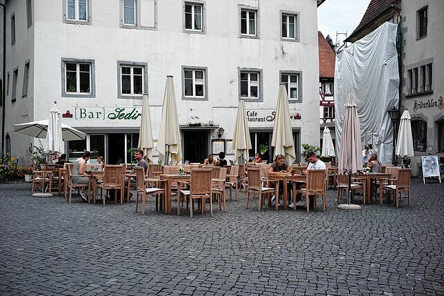 Hofhalde, kostenpflichtig: Die Außengastronomie nimmt inzwischen einen ordentlichen Teil des jüngst sanierten und autofrei gemachten ...
