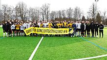 Die Beteiligten beim Benefizspiel zwischen den FC 08 Villingen Allstars und dem FC Schönwald.
