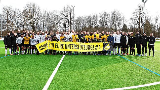 Die Beteiligten beim Benefizspiel zwischen den FC 08 Villingen Allstars und dem FC Schönwald.
