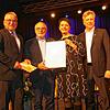 Bürgermeister Ralf Baumert überreicht Thomas Fröhlich und Sanya Kaltenbrunner als Vertreter des UFRW den Bürgerpreis, mit dem die ...