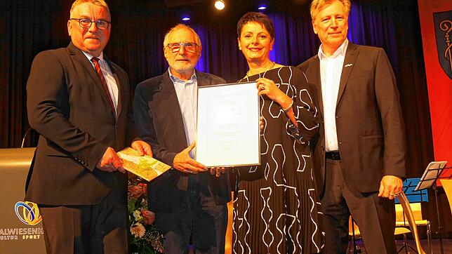 Bürgermeister Ralf Baumert überreicht Thomas Fröhlich und Sanya Kaltenbrunner als Vertreter des UFRW den Bürgerpreis, mit dem die ...