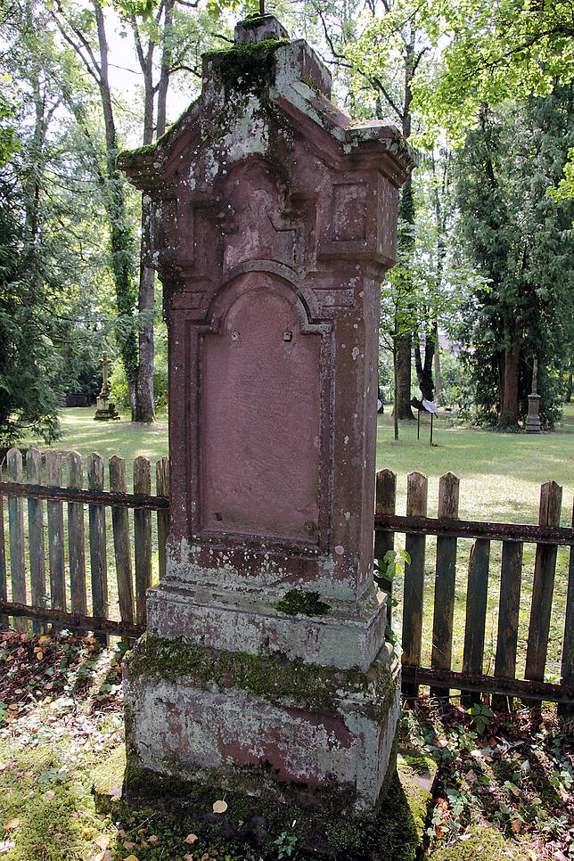 Ursprünglicher Grabstein von Firmengründer Friedrich Mauthe. Hier fehlt die Platte mit der Innschrift. Sie soll sich in Privatbesitz ...