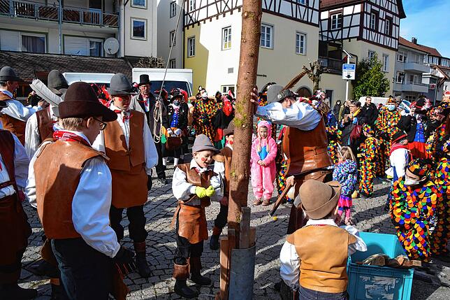 Bild 31: Bilder vom Kindernarrenbaum-Setzen auf dem Gustav-Hammer-Platz in Stockach