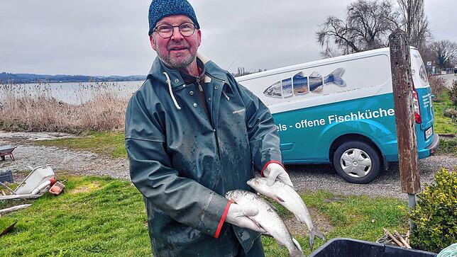 Stefan Riebel zeigt zwei Felchen, die er am frühen Montagmorgen im Untersee gefangen hat.