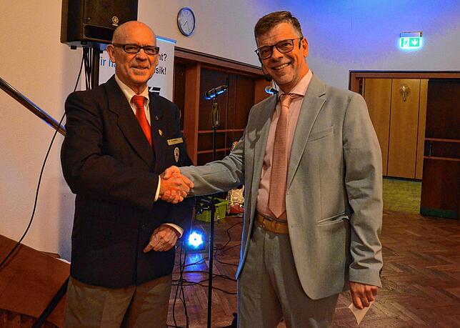 Zu den Geehrten gehört auch Arnim Zumstein. Er hat 200 mal Blut gespendet. Bürgermeister Georg Riedmann (rechts) würdigte den ehemaligen ...