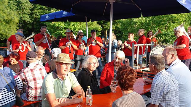 Trotz Fußball-Konkurrenz wurde das Brückenfest zugunsten sozialer Einrichtungen wieder ein Erfolg. Für Unterhaltung sorgten die ...