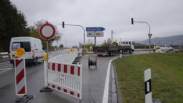 Die Kreuzung von B&nbsp;34 Auf- und Abfahrt in die A&nbsp;861 erhält jetzt eine Ampelregelung. Die Beschilderung von heute mit Vorfahrt ...