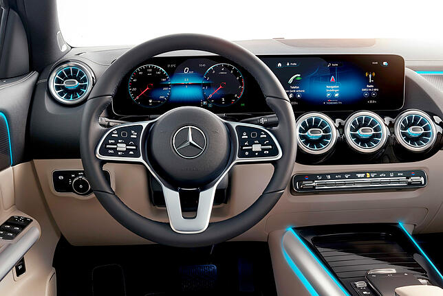 Steuerrad als Schaltzentrale: Blick ins Cockpit des neuen Mercedes CLA mit seinem Multifunktionslenkrad.