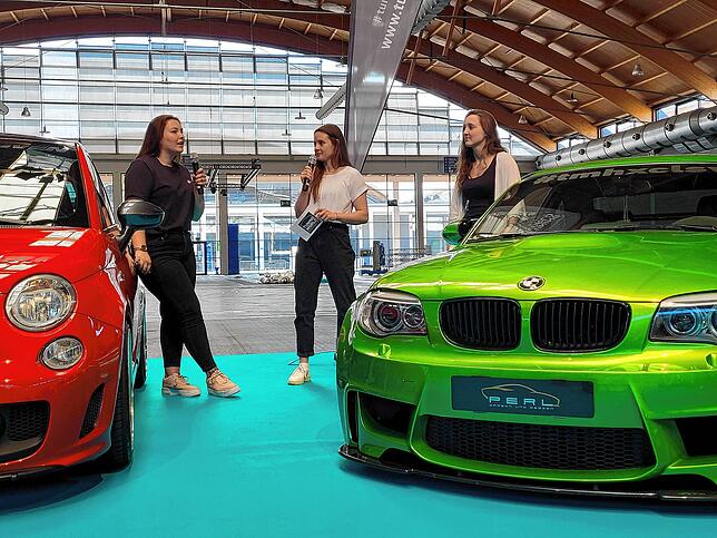 Die Tunerinnen Carolin Auerswald aus Friedrichshafen (links) und Nicole Bach aus Breitenbrunn (rechts) im Gespräch mit Yasmin Auerswald ...