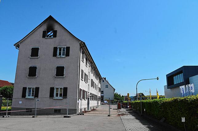 Der Zugang zum Haus ist noch abgesperrt. Die Polizei hat es noch nicht freigegeben.