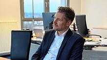 Landrat Luca Prayon (rechts) im Gespräch mit Andreas Ambrosius, Leiter der Friedrichshafener Lokalredaktion, über die ...
