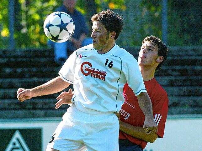 Den Ball im Blick: Rexhep Kushutani (links) im Jahr 2003 im Trikot des FC 08 Villingen.