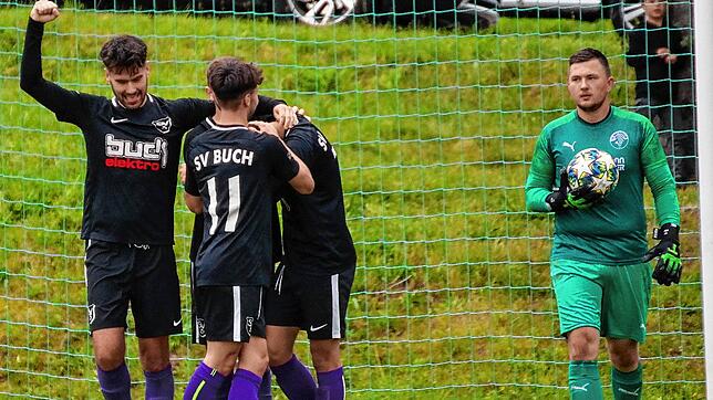 Zweiter Saisonsieg: Dawid Armanowski jubelt und Torwart Lukas Stelter ist bedient. Der SV Buch besiegte den FC Hochrhein deutlich mit 4:1.