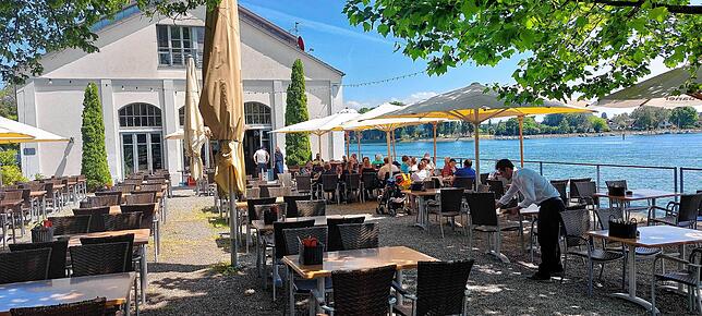 Der Biergarten, der zum Restaurant gehört. Er grenzt direkt an den typisch-bayerischen Biergarten mit klassischer Schwemme mit ...