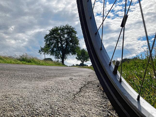 Immer wieder zwischendurch gibt es Abschnitte wie diesen vor Öfingen. Der alte Asphalt bremst zusätzlich zur heftigen Steigung.