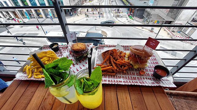 Sieht lecker aus – war es auch: Unsere Burger mit Pommes, Süßkartoffelpommes sowie den selber gemachten Zitronenlimonaden mit Ananas ...
