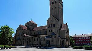 Wenig Schatten und im Sommer bis zu 45 Grad heiß: der Herz-Jesu-Platz in der Singener Innenstadt. Helfen sollen sogenannte Urban Trees.