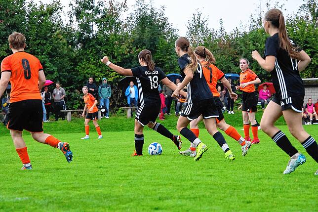 Bild 14: SC Niederhof/Binzgen setzt sich mit 5:2 gegen den FC Hauingen durch – und wir haben Fotos!