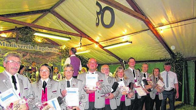 Egon Wolhüter (rechts) zeichnete folgende Musiker aus: (von links) Walter Halmer, Karin Oexle, Siegfried Goth, Heiko Oexle, Manfred ...