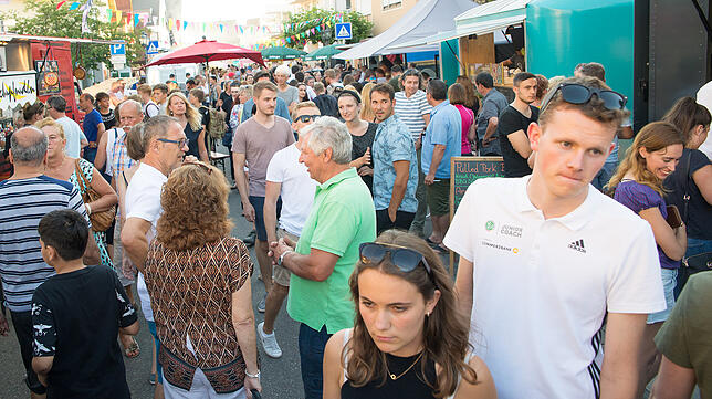 Am Samstagabend wurde es voll zwischen den Foodtrucks auf der Hauptstraße. Wegen der tropischen Hitze standen vor allem kühle Getränke ...