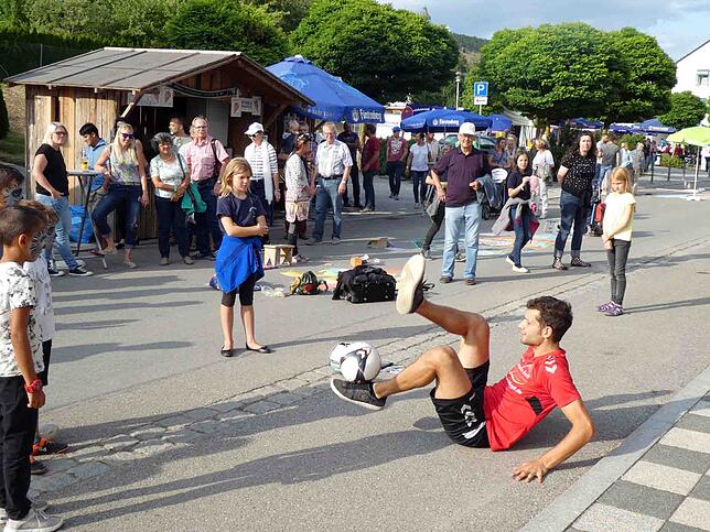 Zahlreiche Künstler bereichern das Street Art Festival mit einem attraktiven Rahmenprogramm. Lokalmatador Patrick Bäurer aus Hondingen ...