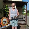 Wie sein Vater Eugen ein leidenschaftlicher Schütze: Theo Adler mit einer Modellkanone.