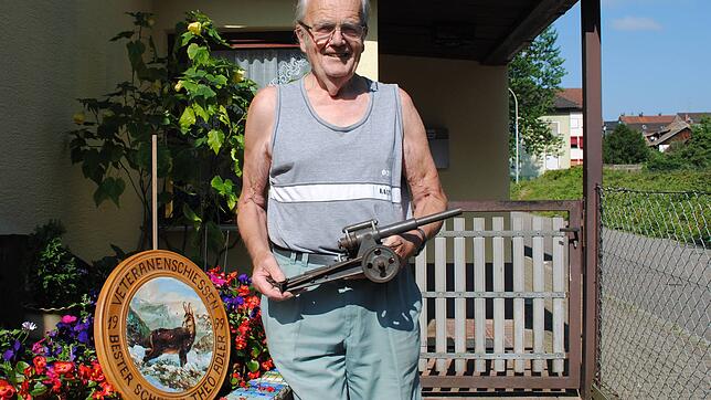 Wie sein Vater Eugen ein leidenschaftlicher Schütze: Theo Adler mit einer Modellkanone.