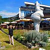 Die üppig-weibliche Yolanda-Skulptur der Bildhauerin Miriam Lenk gefällt der Aachenerin so gut, dass sie sich für ein Selfie dazugesellt.