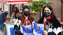 Sabrina Matheis (links) und Andrea Ott verkauften das Narrenblättle der Meßkircher Katzenzunft auf dem Wochenmarkt.