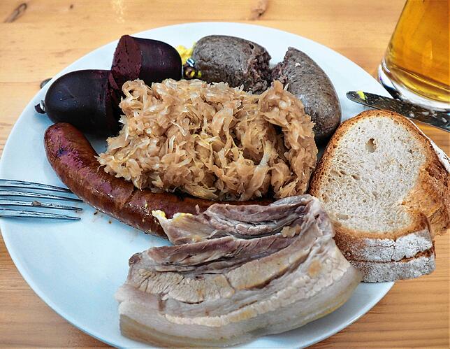 Die frisch zubereiteten Schlachtplatten locken neben einer guten Musik-Unterhaltung tausende Menschen zum Oktoberfest von Wiechs an den ...
