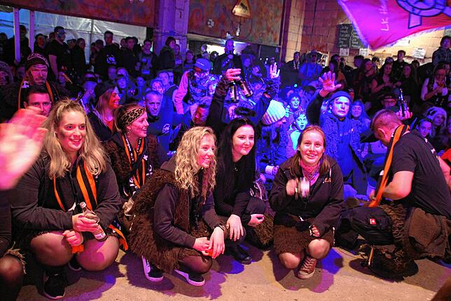 „Alle hinsetzen“ hieß es für die Gäste in der Otterswanger Spießhalle, bevor sie wieder ausgelassen weitertanzen durften. ...