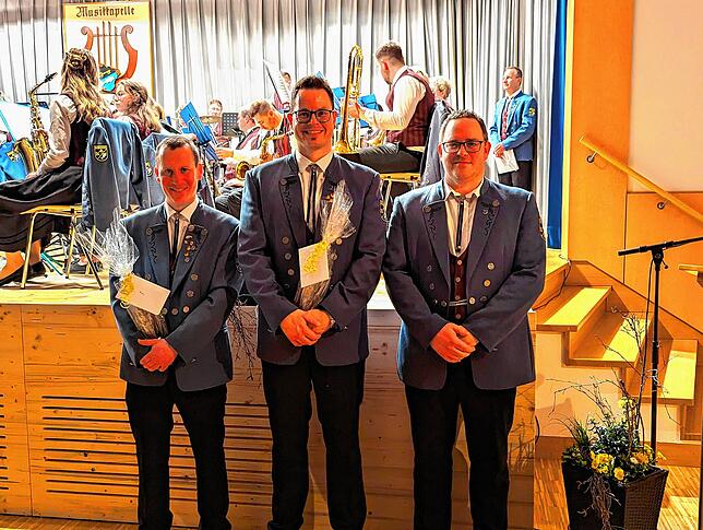 Thomas Rokweiler (von links) und Mathias Wischnewski erhalten aus den Händen des Vorsitzenden Daniel Höre die Ehrungen des ...