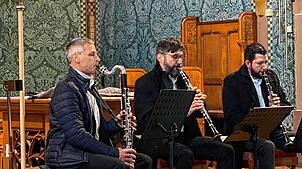 Das Klarinetten-Trio (von links) Bernhard Bannholzer, Dominik Bernhart, Phillip Bernhart spielt in Grießen. Bild: Horst Schmidle
