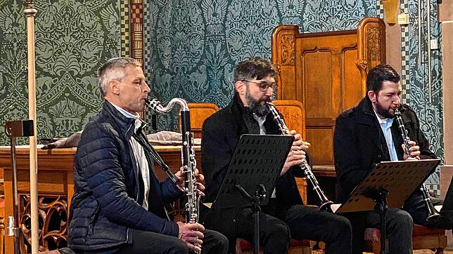 Das Klarinetten-Trio (von links) Bernhard Bannholzer, Dominik Bernhart, Phillip Bernhart spielt in Grießen. Bild: Horst Schmidle