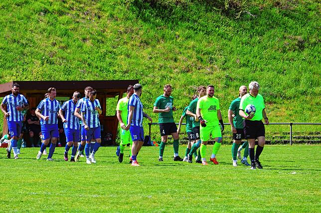 Bild 1: Der FC Kappel gewinnt mit 4:2 bei den Sportfreunden Schönenbach. Wir waren mit der Kamera dabei!