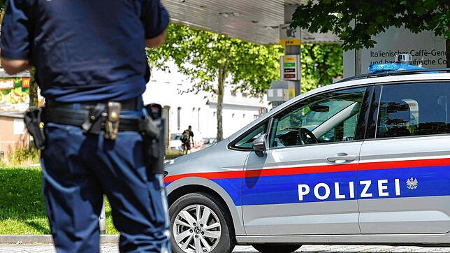 10.06.2025, Österreich, Graz: Ein Polizist steht in der Nähe des Tatorts. Die Polizei ist im Großeinsatz in einer Grazer Schule in der ...