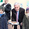Einen Kuchen zum Abschied (von links): Jona, Bürgermeister Bernhard Kaiser und Amy.