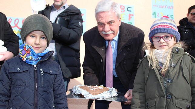 Einen Kuchen zum Abschied (von links): Jona, Bürgermeister Bernhard Kaiser und Amy.